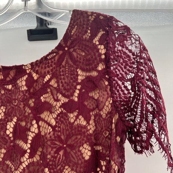 Express Women's Lace Overlay Short Sleeve Scalloped Hem Top Wine/Nude XS New - Picture 4 of 9